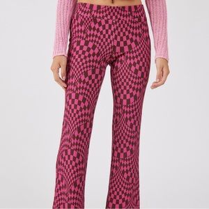 UO LOLA PRINTER LOW-RISE FLARE PANT (PINK)